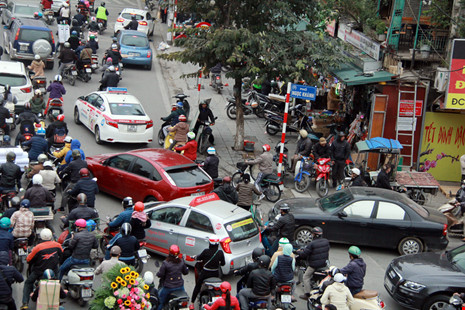 Nơi thông thoáng nơi chật hẹp do dải phân cách cứng BRT