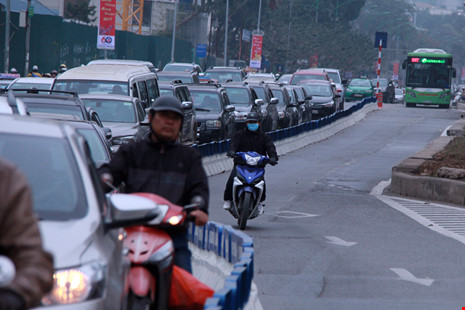 Trước đó, UBND TP Hà Nội cũng đã đồng ý chủ trương thí điểm làm dải phân cách phục vụ tuyến buýt nhanh. Sở GTVT TP Hà Nội đã chỉ đạo trong ngày 20-1, các đơn vị phải lắp đặt xong dải phân cách cứng cho xe buýt nhanh ở nhà chờ trên khu vực Hoàng Đạo Thúy, Nguyễn Tuân, Giảng Võ… 