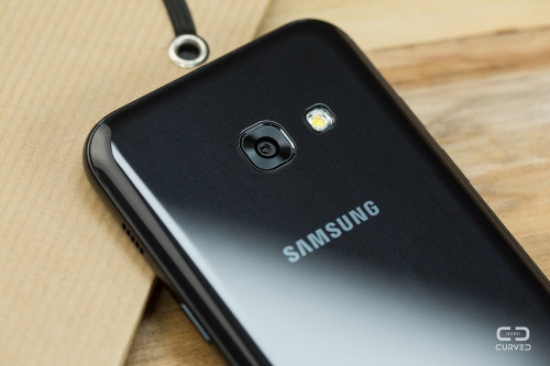 Mặt lưng của Galaxy A3 (2017) đã không còn camera lồi như trước, điều này sẽ hạn chế tối đa khả năng trầy xước mặt kính. 