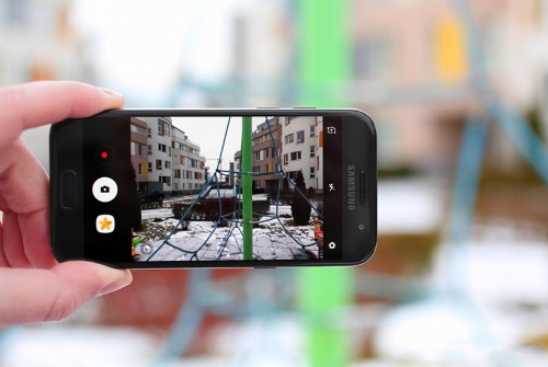 Ứng dụng camera trên Galaxy A3 (2017) cũng không được nâng cấp nhiều so với người tiền nhiệm, có nhiều chế độ chụp và hiệu ứng màu sắc vẫn khá khiêm tốn. 