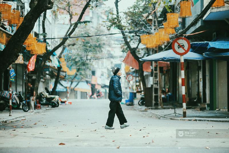 Chưa bao giờ cụ bà cảm thấy tự tin và an toàn như thế khi sang đường vào ngày mùng một Tết