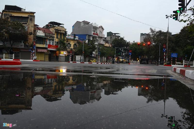 Ngã 5 Cửa Nam không một bóng người.