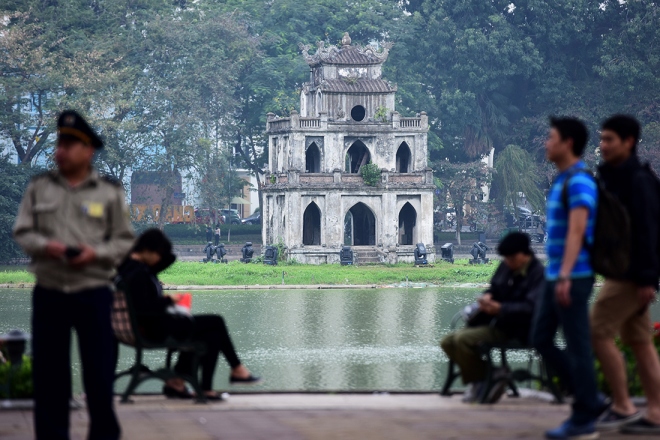 Những năm gần đây, nhiều bậc cao niên luôn háo hức chờ đợi cảnh tượng chỉ có một lần trong năm - Hà Nội vắng vẻ và yên bình khác lạ ngày thường nhưng gần gũi với Hà Nội đầu thế kỷ trước.