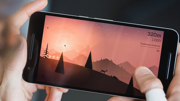Nexus 6P – mang sức mạnh bộ xử lý Snapdragon 810, đồ họa Adreno 430 GPU và RAM 3GB, thấp hơn so với Galaxy S7 Edge. Máy sở hữu màn hình AMOLED 5,7-inch trông rất đẹp. Dù có thông số kỹ thuật thấp hơn so với S7 Edge nhưng Nexus 6P có lợi thế về kích cỡ màn hình. Màn hình 5,7 inch của chúng cung cấp không gian chơi game rộng rãi hơn và công nghệ AMOLED có khả năng tái tạo màu sắc tuyệt vời. Máy có cùng độ phân giải tương tự với S7 Edge dù kích cỡ lớn hơn.