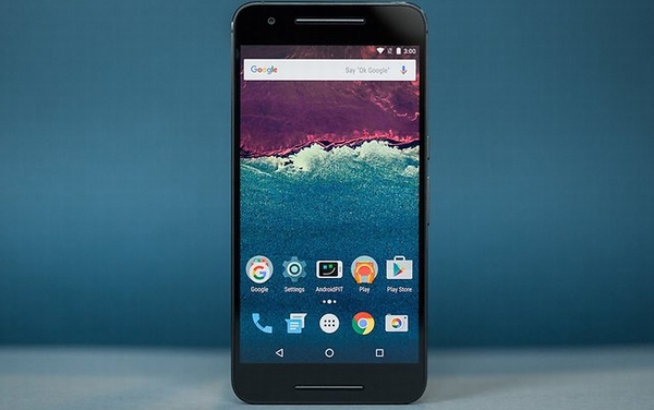 Màn hình 5,7 inch của chúng cung cấp không gian chơi game rộng rãi hơn và công nghệ AMOLED có khả năng tái tạo màu sắc tuyệt vời. Máy có cùng độ phân giải tương tự với S7 Edge dù kích cỡ lớn hơn.