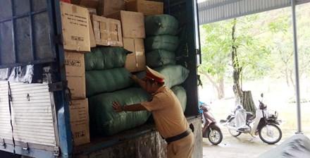 Phát hiện ô tô biển số Lào chở chở gần 300kg đạn chì