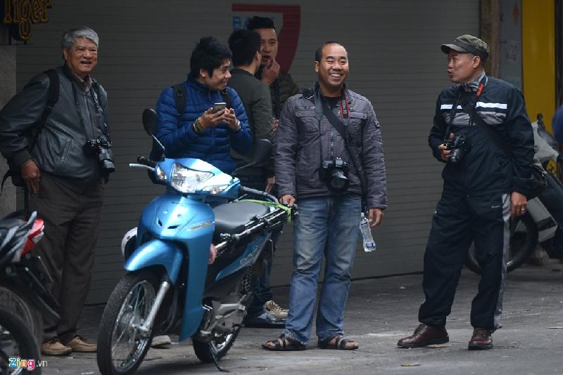 'Phó nhòm' đổ về phố cổ sáng tác đầu năm mới hình ảnh 1 Sáng mùng 1 Tết, trên các con phố trung tâm Hà Nội, người yêu nhiếp ảnh tập trung rất đông để sáng tác đầu năm.