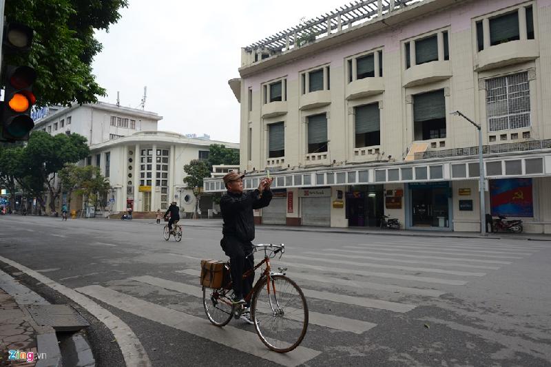 'Phó nhòm' đổ về phố cổ sáng tác đầu năm mới hình ảnh 3 Khi không mang theo máy ảnh, người yêu Hà Nội vẫn có thể lưu giữ hình ảnh đẹp sáng mùng 1 Tết bằng smartphone.