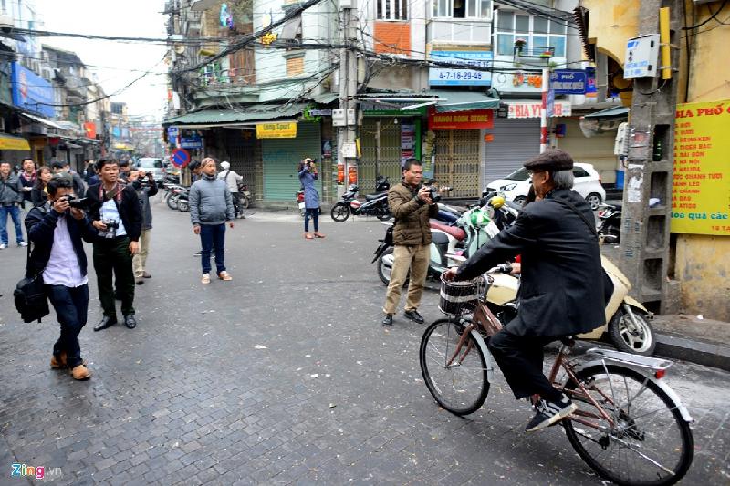 'Phó nhòm' đổ về phố cổ sáng tác đầu năm mới hình ảnh 4 Một trong những con phố tập trung nhiều tay máy nhất là ngã tư Tạ Hiện - Lương Ngọc Quyến.