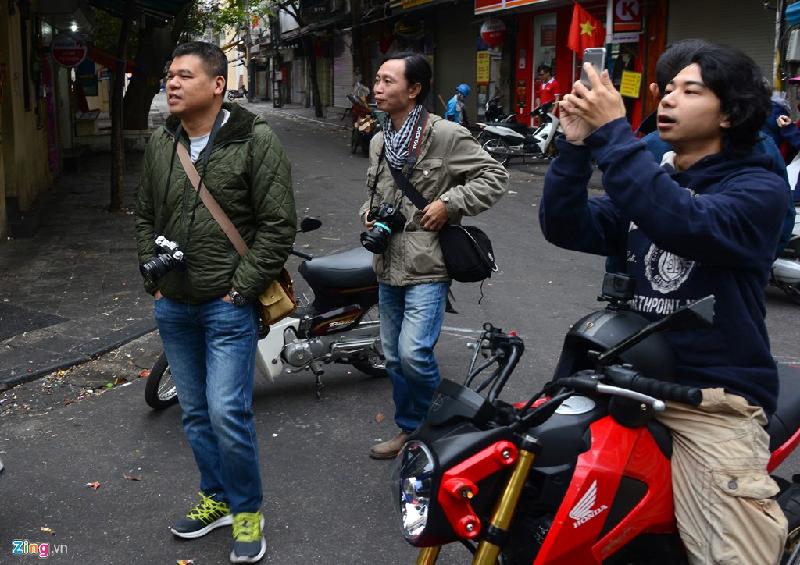 'Phó nhòm' đổ về phố cổ sáng tác đầu năm mới hình ảnh 6 Với nhiều người, dậy sớm đeo máy ảnh tản bộ trong phố cổ ngày đầu năm mới đã thành thói quen mỗi dịp Tết Nguyên đán.