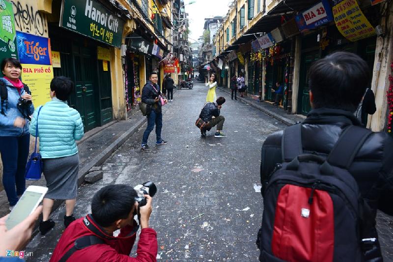 'Phó nhòm' đổ về phố cổ sáng tác đầu năm mới hình ảnh 7 Một đoạn phố Tạ Hiện chỉ dài khoảng 30 m nhưng có tới hàng chục tay máy, mẫu ảnh.