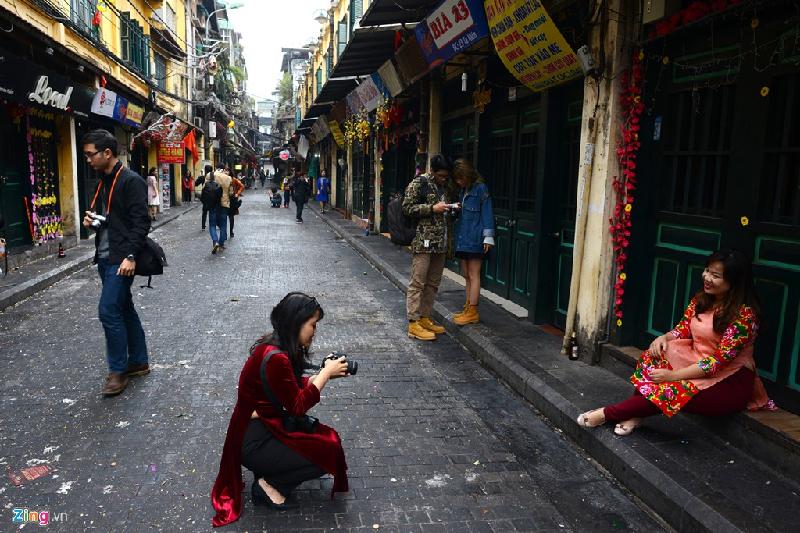 'Phó nhòm' đổ về phố cổ sáng tác đầu năm mới hình ảnh 8 Mỗi người một góc, tìm kiếm nét đẹp riêng của con phố.