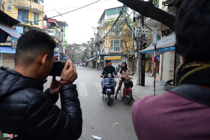 'Phó nhòm' đổ về phố cổ sáng tác đầu năm mới hình ảnh 9 Một số khác rủ bạn bè đi chụp bằng ảnh phim với ý tưởng, góc phố riêng biệt.