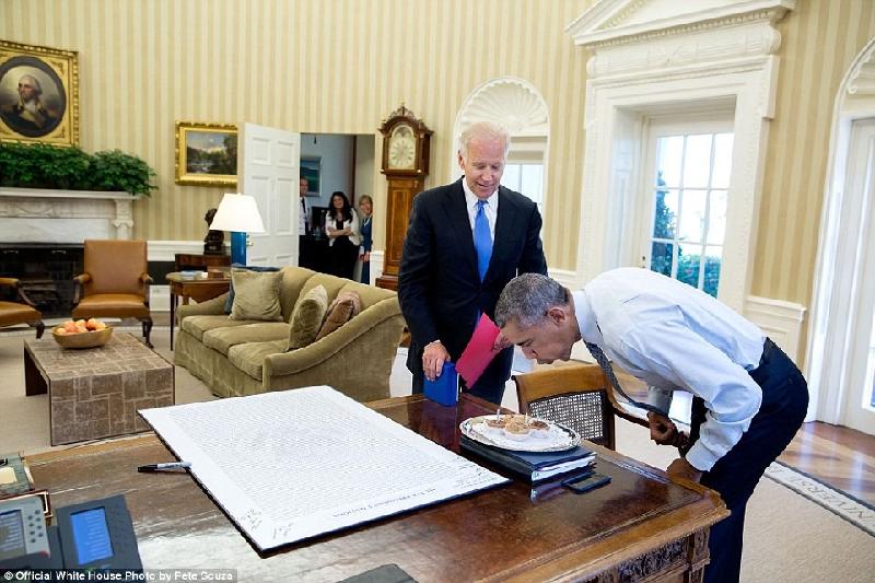 Phút đời thường của Obama trong 365 ngày cuối tại Nhà Trắng hình ảnh 2 Tổng thống Obama cúi đầu thổi nến trên bánh cupcake, món quà sinh nhật bất ngờ mà Phó tổng thống Biden dành riêng cho ông vào ngày sinh nhật lần thứ 55 (4/8/2016). Ông Obama và Biden không chỉ có mối quan hệ tốt đẹp trong công việc, cả hai từ lâu được biết đến với tình bạn thân thiết, gắn bó.