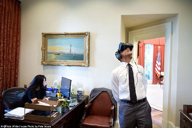 Phút đời thường của Obama trong 365 ngày cuối tại Nhà Trắng hình ảnh 3 Ông Obama tranh thủ xem một bộ phim thực tế ảo về Công viên Quốc gia Yosemite trong lúc cố vấn riêng Ferial Govashiri làm việc trên máy tính hôm 24/8.