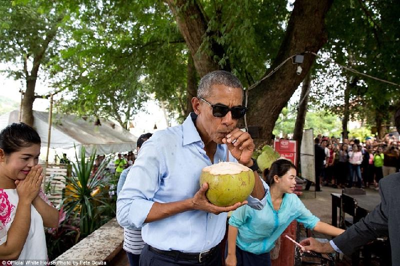 Phút đời thường của Obama trong 365 ngày cuối tại Nhà Trắng hình ảnh 4 Với phong cách giản dị, tổng thống Mỹ đeo kính đen, bất ngờ ghé vào một quán nước ven đường và thoải mái tận hưởng trái dừa giải khát trong chuyến thăm chính thức Lào hồi tháng 9.