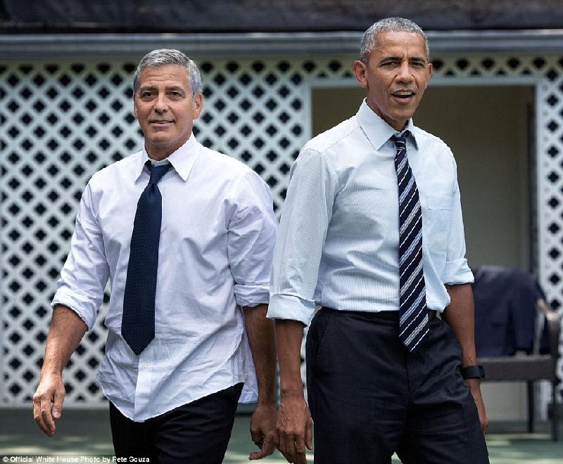Phút đời thường của Obama trong 365 ngày cuối tại Nhà Trắng hình ảnh 6 Tổng thống Mỹ xắn tay áo chơi bóng rổ với nam diễn viên nổi tiếng George Clooney ở Nhà Trắng ngày 12/9.