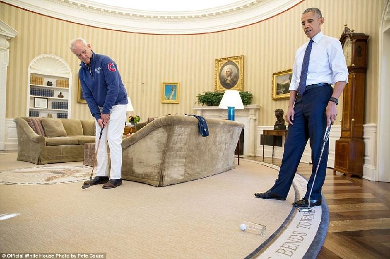 Phút đời thường của Obama trong 365 ngày cuối tại Nhà Trắng hình ảnh 8 Bức ảnh ghi lại khoảnh khắc hiếm có ở Nhà Trắng khi Tổng thống Obama cùng diễn viên hài Bill Murray trổ tài chơi golf trong phòng Bầu dục. Cả hai đã lần lượt dùng gậy golf để đánh bóng vào một chiếc cốc thủy tinh.