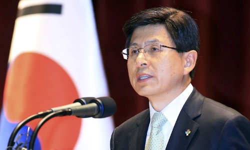Thủ tướng Hwang Kyo-ahn, nhà lãnh đạo tạm quyền của Hàn Quốc, cam kết lập lại ổn định sau cuộc khủng hoảng chính trị khiến Tổng thống Park Geun-hye bị tạm thời đình chỉ chức vụ do cáo buộc liên quan đến tham nhũng và lạm quyền. Ông cũng tuyên bố sẽ tăng cường các lực lượng vũ trang nhằm đối phó với 