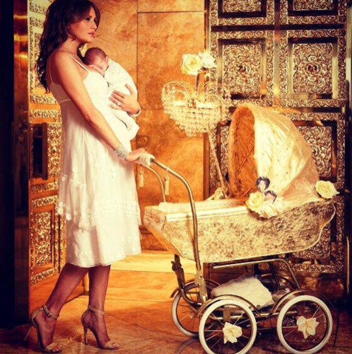 Theo tạp chí People, Barron được truyền thông phương Tây gọi là đứa trẻ vàng vì lúc mới đẻ đã được bố mẹ đặt trong xe đẩy mạ vàng - món quà của một người bạn của vợ chồng ông Trump tặng, kỷ niệm ngày Barron chào đời.
