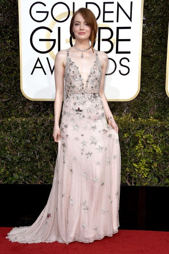 Nhan sắc xuân thì của Emma Stone giúp chiếc váy hiệu Valentino trở nên lôi cuốn hơn. Người đẹp đang có cơ hội ẵm tượng vàng với tài nhảy múa ca hát trong La La Land.