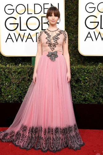 Diễn viên đang lên Felicity Jones trung thành sắc nude, lần này cô mặc đầm Gucci.