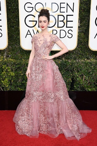 Bóng hồng 9x Lily Collins trông như một nàng công chúa trong bộ cánh của Zuhair Murad. Cô đến ăn mừng đề cử Nữ chính phim hài/ nhạc kịch của mình.