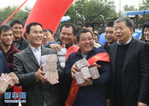  Lăng Kế Hà (phải) phát thưởng cho nhân viên của mình