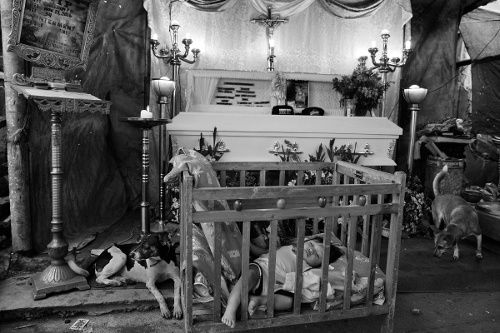 Aviel, con trai một tuổi của Christian Nufable, 34 tuổiđang ngủ cạnh quan tài cha mình.