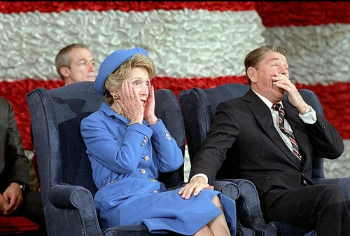George H.W. Bush vẫy tay chào từ chiếc limousine của Tổng thống trong cuộc diễu hành nhậm chức của ông tại Washington tháng 1/1989