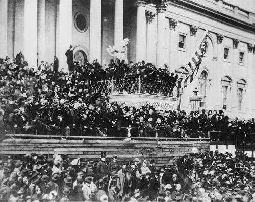 Abraham Lincoln đọc diễn văn nhậm chức thứ hai của mình trên hàng hiên phía đông của điện Capitol tháng 3/1865.