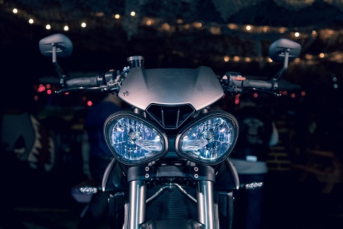 Triumph Street Triple có phần đầu to và hầm hố hơn kết hợp với một hốc gió nằm phía trên đèn pha đôi.