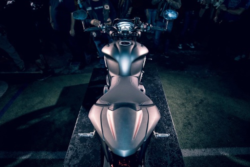 Hệ thống phanh Brembo sẽ được trang bị trên hai bản Street Triple R và RS với kẹp phanh tương ứng M4.32 và M50 Monobloc. Trong khi ở bản Street Triple S sẽ là trang bị phanh Nissin. Tất cả các phiên bản đều sử dụng phanh đĩa kép 310 mm ở phía trước và đơn 220 mm ở bánh sau.