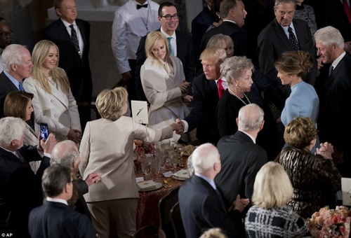 Bất ngờ trước phản ứng của ông Trump khi gặp bà Clinton trong lễ nhậm chức