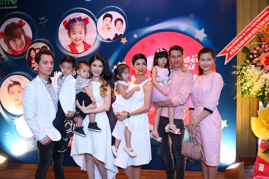 Huy Khánh – Mạc Anh Thư và bé Cát Cát; Đăng Khôi – Thủy Anh và hai con trai Đăng Khang, Đăng Anh; cùng bé Thỏ và mẹ Xuân Lan chính là 3 gia đình cùng tham gia chương trình truyền hình thực tế Con đến từ hành tinh nào, được Việt hóa từ phiên bản gốc Oh my baby – chương trình giải trí nổi tiếng của đài SBS Hàn Quốc. 