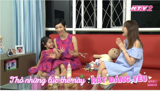 Con nít quả là dễ dụ, nhận được quà từ cô Hari là Thỏ nhanh chóng chuyển sang “chế độ thân thiện” ngay. Có lẽ vì khoái chí với món quà bất ngờ, nên Thỏ quyết định trao tặng ngay một nụ hôn lên má cô Hari và cùng“tam ca” bài Bánh chưng xanh.  