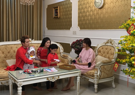 Sang nhà của Đăng Khôi và Thủy Anh, tình cảnh của Hari có vẻ tươi sáng hơn hẳn. Nữ ca sĩ xinh đẹp gốc Hàn được hai bé nhà Đăng Khôi “đón tiếp nồng hậu”, đặc biệt là bé út Đăng Anh đã hoàn toàn  “đốn tim” Hari.  Tại gia đình 2 con này, Hari đã có một cuộc trò chuyện “vô cùng bá đạo” với vợ chồng Đăng Khôi. Hari hào hứng chia sẻ, nhìn bé út nhà nam ca sĩ là “muốn sinh con ghê! Nếu sinh con mà đẹp y chang vậy chắc sẽ sinh liền”. Không chỉ dừng lại ở đó, Hari còn cùng 2 bé trang trí cây mai Tết và được vợ Đăng Khôi “truyền tai” bí quyết để chồng phải tuyệt đối nghe lời.    
