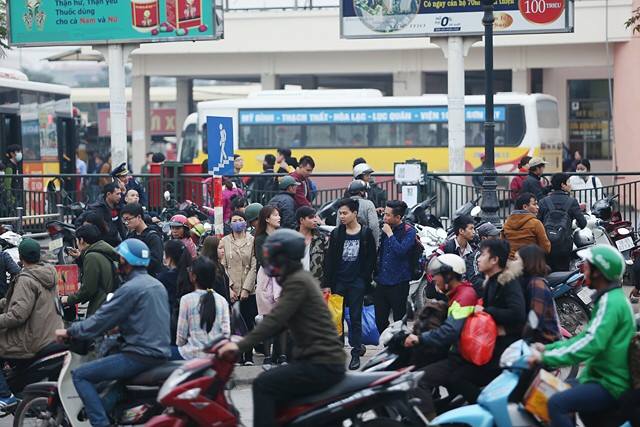 Nhích từng mét trên các ngả về Thủ đô sau Tết dương lịch Người dân bên ngoài cổng bến xe Mỹ Đình. Ảnh: Đoàn Bổng