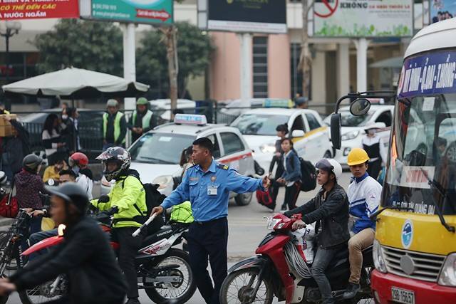 Nhích từng mét trên các ngả về Thủ đô sau Tết dương lịch Người dân bên ngoài cổng bến xe Mỹ Đình. Ảnh: Đoàn Bổng