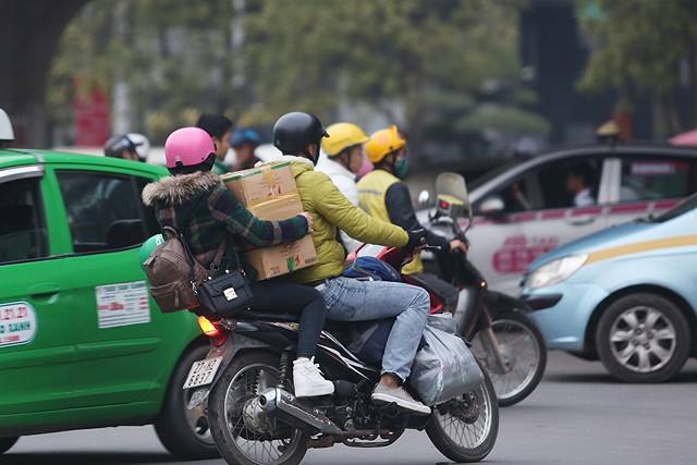 Nhích từng mét trên các ngả về Thủ đô sau Tết dương lịch Người dân bên ngoài cổng bến xe Mỹ Đình. Ảnh: Đoàn Bổng