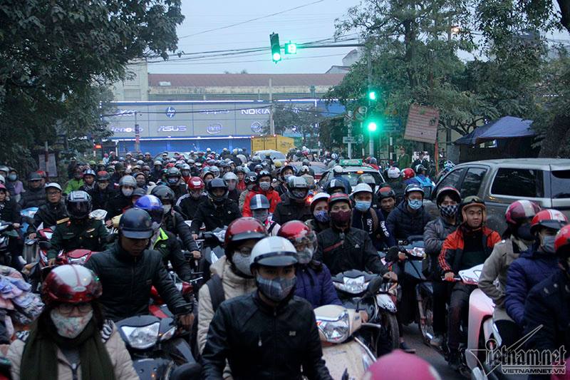 Nhích từng mét trên các ngả về Thủ đô sau Tết dương lịch Đường Nguyễn Hữu Thọ. Ảnh: Trần Thường