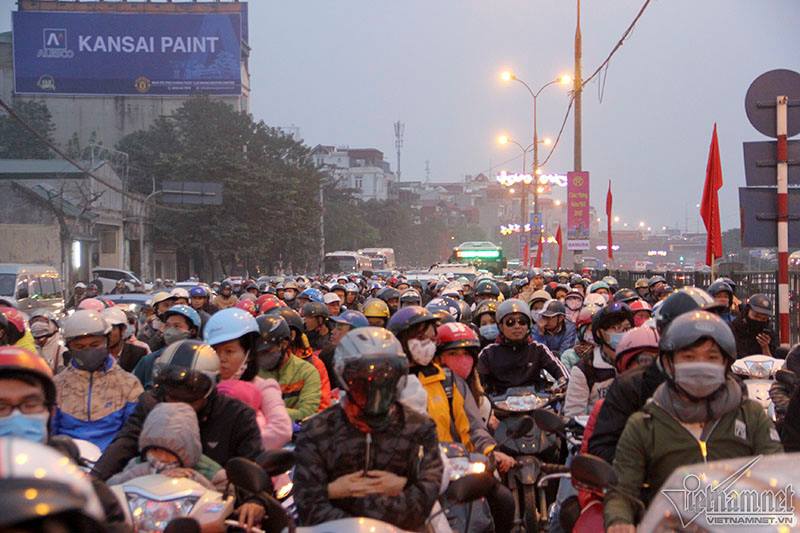 Nhích từng mét trên các ngả về Thủ đô sau Tết dương lịch Trên đường Giải Phóng, người đi xe máy kiên nhẫn nhích từng mét. Ảnh: Trần Thường