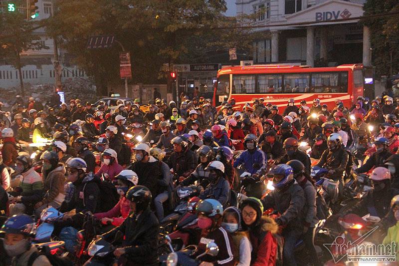 Nhích từng mét trên các ngả về Thủ đô sau Tết dương lịch Nhích từng mét trên các ngả về Thủ đô sau Tết dương lịch