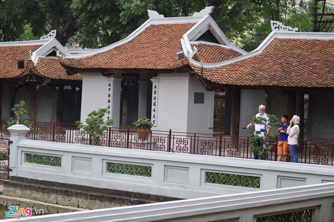 Sơn trả lại​ vẻ cổ kính của Văn Miếu