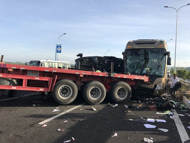 Tai nạn liên hoàn trên cao tốc, 18 người thương vong