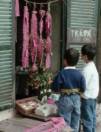 Tết Hà Nội xưa và nay có những điểm giống và khác nhau thú vị. Trước kia, ngày Tết là có tiếng pháo nổ ran.
