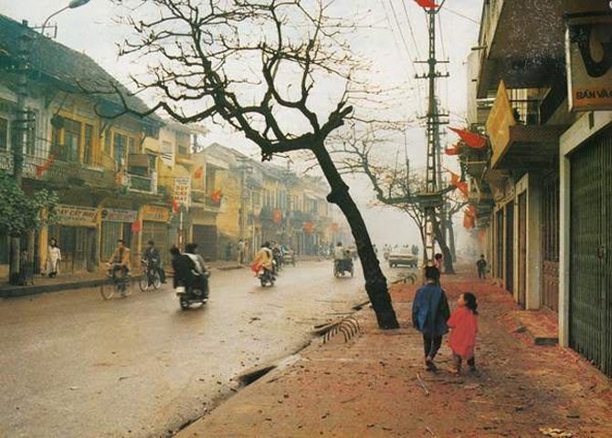 Sau đêm giao thừa, các con phố ngập xác pháo màu đỏ.