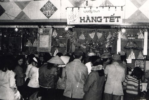Tết xưa đơn giản hơn. Sắm Tết thời bao cấp chủ yếu dựa vào các cửa hàng mậu dịch. Các cửa hàng được 