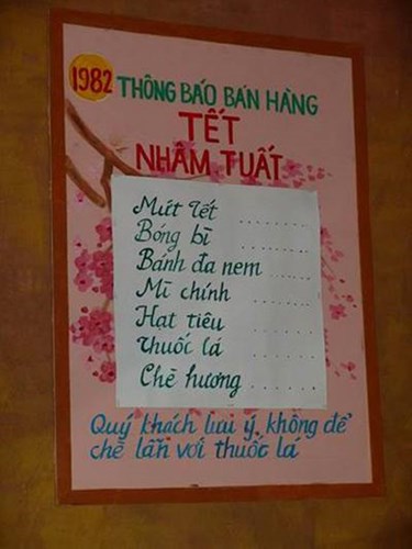 Một biển thông báo mặt hàng Tết thời xưa.