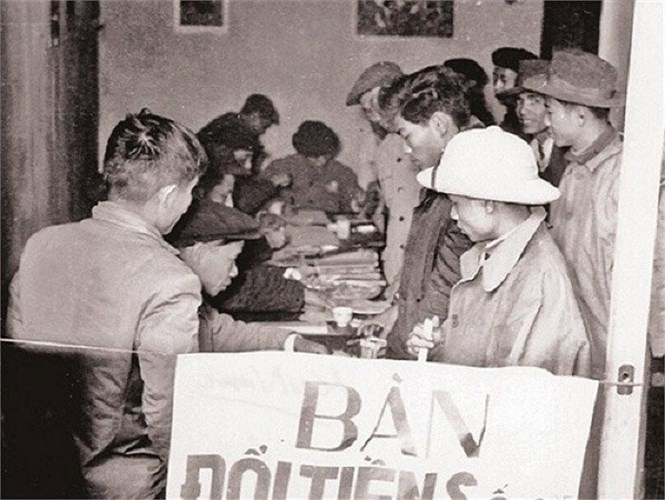 Bàn đổi tiền lẻ nhộn nhịp người đổi tiền.